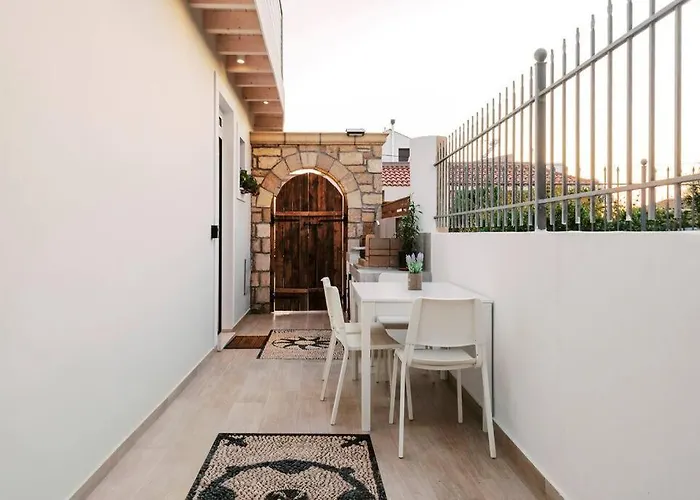 Myrovolos Luxury Angie's House Vakantiehuis *