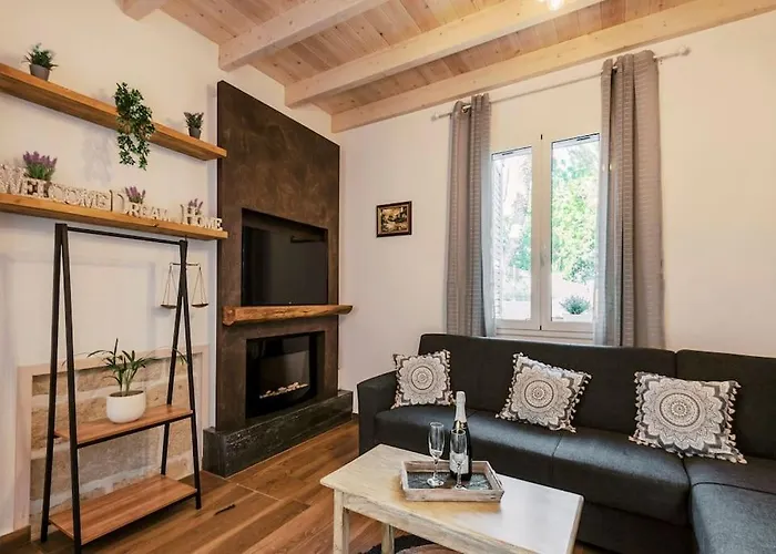 Myrovolos Luxury Angie's House イアリソス